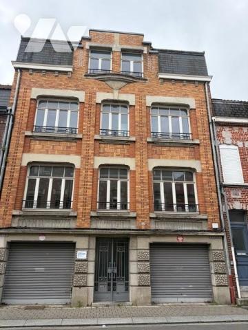 Immeuble à usage de bureaux en centre-ville, proche gare et tramway, dans rue calme - 325m²