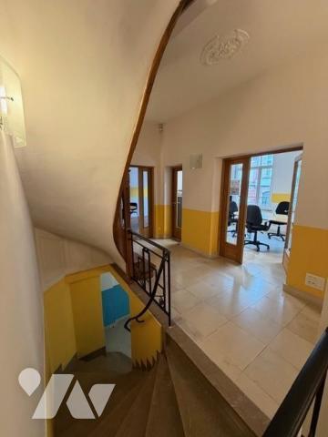Immeuble à usage de bureaux en centre-ville, proche gare et tramway, dans rue calme - 325m²