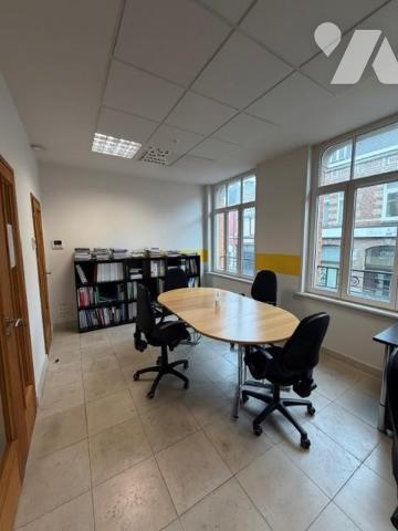 Immeuble à usage de bureaux en centre-ville, proche gare et tramway, dans rue calme - 325m²