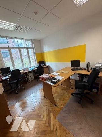 Immeuble à usage de bureaux en centre-ville, proche gare et tramway, dans rue calme - 325m²