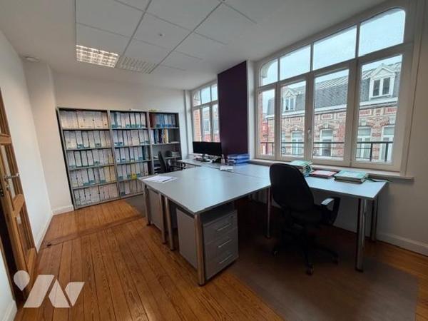 Immeuble à usage de bureaux en centre-ville, proche gare et tramway, dans rue calme - 325m²