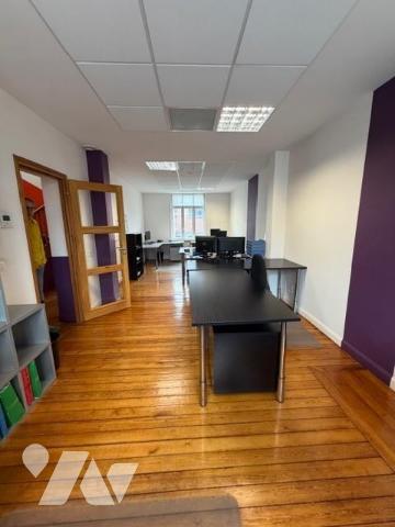 Immeuble à usage de bureaux en centre-ville, proche gare et tramway, dans rue calme - 325m²