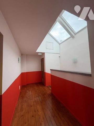 Immeuble à usage de bureaux en centre-ville, proche gare et tramway, dans rue calme - 325m²
