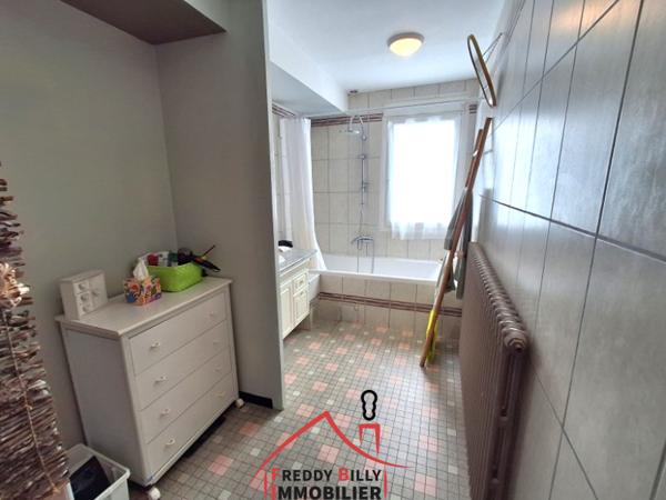 Maison 4 chambres + bureau - Terrain clos de 980 m² avec dépendances