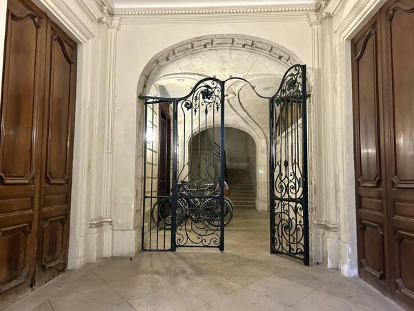 Acheter un Appartement de 59m2 de type 2/2Bis dans un bel immeuble classé quartier Saint Paul/Grosse cloche avec grande cave et débarras