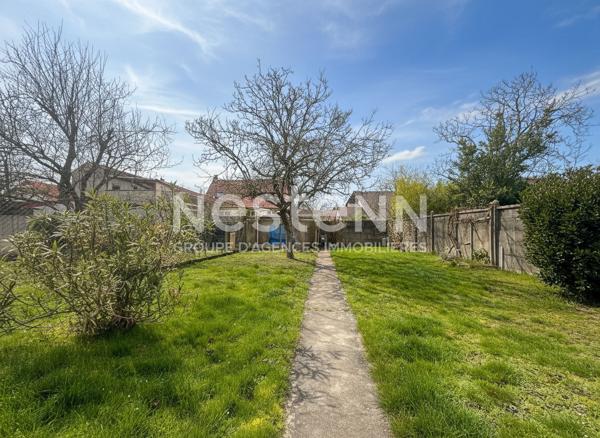 A vendre à Viry-Châtillon maison de caractère en Meulière proche des commerces des écoles et de la gare.