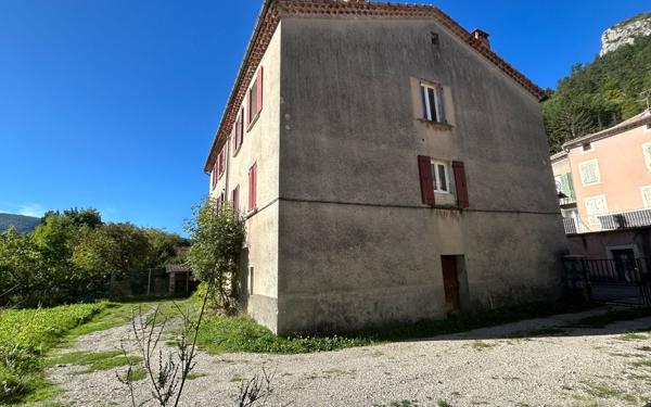 Immeuble à vendre    12 pièces • 225 m2 Séderon