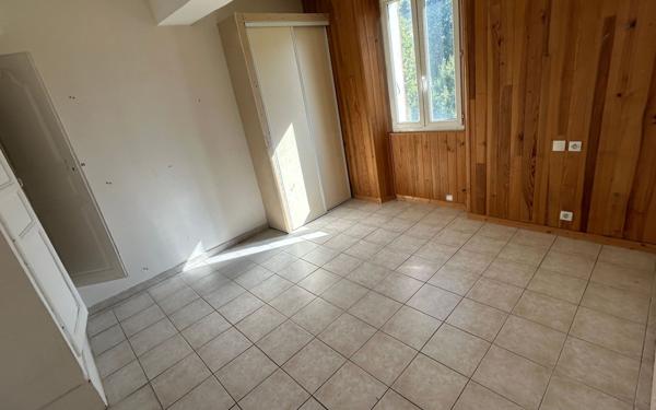 Immeuble à vendre    12 pièces • 225 m2 Séderon