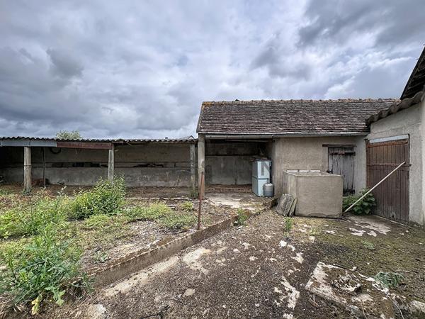 MAISON A RENOVER - NOTRE DAME D'OE 4 pièces 127 m² avec 3 chambres, jardin et deux garages
