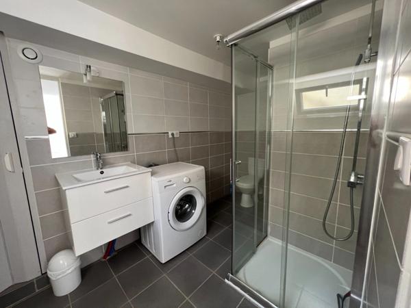 Dpt Indre et Loire (37), à vendre proche de TOURS immeuble de rapport 9 studios, terrasse, parkings