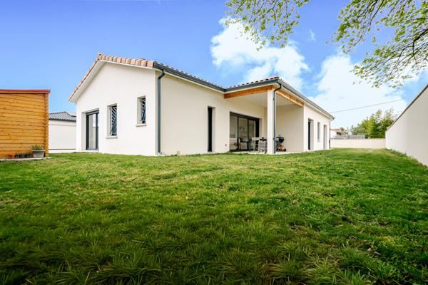 À Vendre - Villa Contemporaine de 2022 avec Piscine