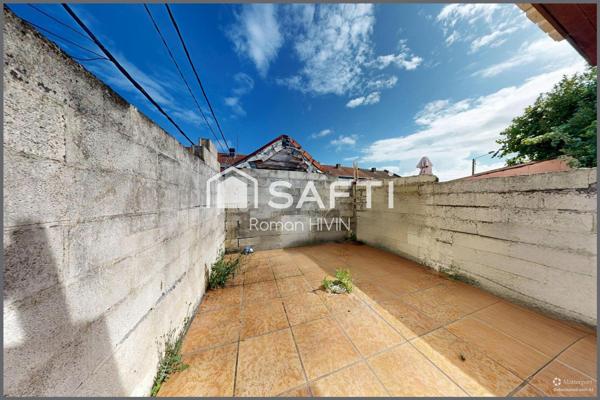 Maison 2 chambres et cour - Fort potentiel