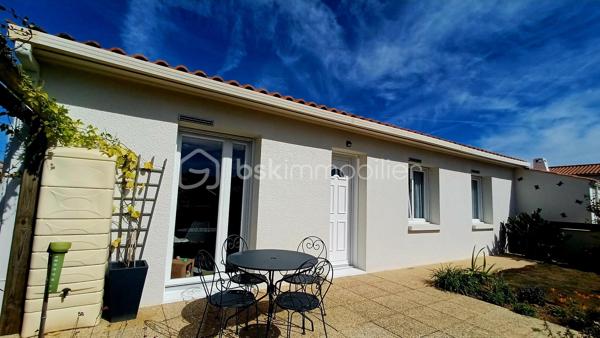 Dans le secteur recherché de Bourgenay, venez découvrir cette agréable maison aux prestations soignées offrant un cadre de vie confortable et fonctionnel car elle se situe à pied des commerces, du golf et de la plage du Veillon.
La maison se compose d'une belle pièce de vie d'environ 30m2 lumineuse et traversante avec un poêle et une cuisine entièrement équipée et aménagée.
L'espace nuit comprend trois chambres avec des placards intégrés dont une belle chambre de 21m2.
Une salle d'eau moderne complète les prestations de qualité de la maison. Des toilettes indépendantes.
Un beau garage.
Un joli jardin paysagé agrémenté d'une terrasse est idéal pour profiter des beaux jours.
Aucun travaux à prévoir.
A découvrir sans tarder!