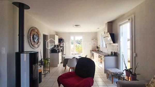 Dans le secteur recherché de Bourgenay, venez découvrir cette agréable maison aux prestations soignées offrant un cadre de vie confortable et fonctionnel car elle se situe à pied des commerces, du golf et de la plage du Veillon.
La maison se compose d'une belle pièce de vie d'environ 30m2 lumineuse et traversante avec un poêle et une cuisine entièrement équipée et aménagée.
L'espace nuit comprend trois chambres avec des placards intégrés dont une belle chambre de 21m2.
Une salle d'eau moderne complète les prestations de qualité de la maison. Des toilettes indépendantes.
Un beau garage.
Un joli jardin paysagé agrémenté d'une terrasse est idéal pour profiter des beaux jours.
Aucun travaux à prévoir.
A découvrir sans tarder!