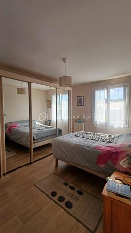Dans le secteur recherché de Bourgenay, venez découvrir cette agréable maison aux prestations soignées offrant un cadre de vie confortable et fonctionnel car elle se situe à pied des commerces, du golf et de la plage du Veillon.
La maison se compose d'une belle pièce de vie d'environ 30m2 lumineuse et traversante avec un poêle et une cuisine entièrement équipée et aménagée.
L'espace nuit comprend trois chambres avec des placards intégrés dont une belle chambre de 21m2.
Une salle d'eau moderne complète les prestations de qualité de la maison. Des toilettes indépendantes.
Un beau garage.
Un joli jardin paysagé agrémenté d'une terrasse est idéal pour profiter des beaux jours.
Aucun travaux à prévoir.
A découvrir sans tarder!