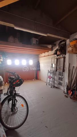 Dans le secteur recherché de Bourgenay, venez découvrir cette agréable maison aux prestations soignées offrant un cadre de vie confortable et fonctionnel car elle se situe à pied des commerces, du golf et de la plage du Veillon.
La maison se compose d'une belle pièce de vie d'environ 30m2 lumineuse et traversante avec un poêle et une cuisine entièrement équipée et aménagée.
L'espace nuit comprend trois chambres avec des placards intégrés dont une belle chambre de 21m2.
Une salle d'eau moderne complète les prestations de qualité de la maison. Des toilettes indépendantes.
Un beau garage.
Un joli jardin paysagé agrémenté d'une terrasse est idéal pour profiter des beaux jours.
Aucun travaux à prévoir.
A découvrir sans tarder!