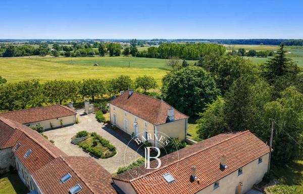 Lencloître, Manoir 8 Chambres -  394 m² à vendre