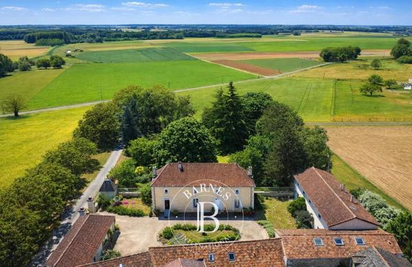 Lencloître, Manoir 8 Chambres -  394 m² à vendre