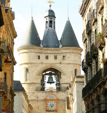 Plateaux Bordeaux centre: Ascenseur -Terrasse - Cave - Parking 