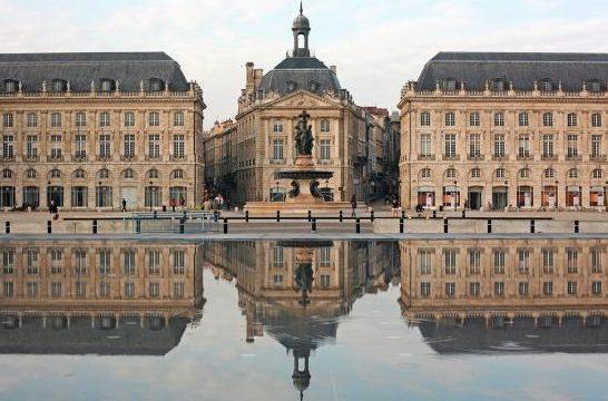 Plateaux Bordeaux centre: Ascenseur -Terrasse - Cave - Parking 