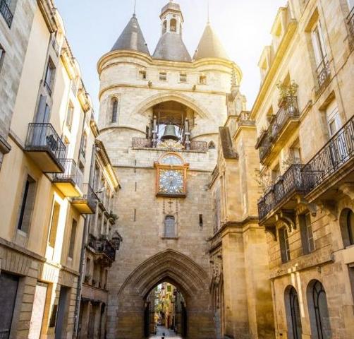 Plateaux Bordeaux centre: Ascenseur -Terrasse - Cave - Parking 
