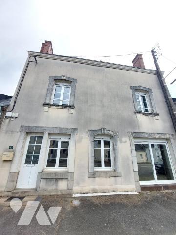 A VENDRE - MAISON AVEC COUR - COSSE LE VIVIEN 