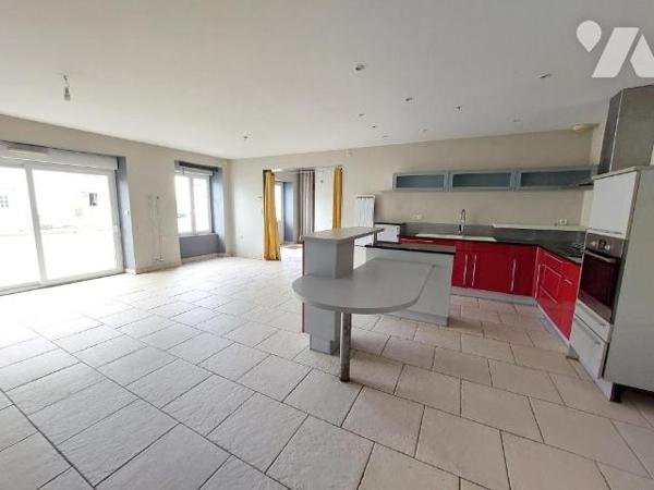 A VENDRE - MAISON AVEC COUR - COSSE LE VIVIEN 