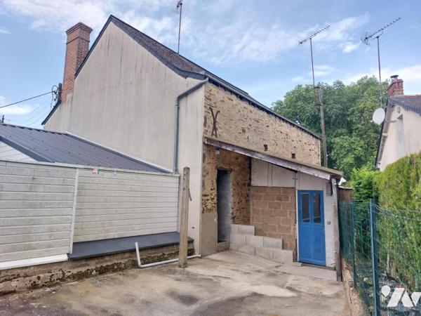 A VENDRE - MAISON AVEC COUR - COSSE LE VIVIEN 