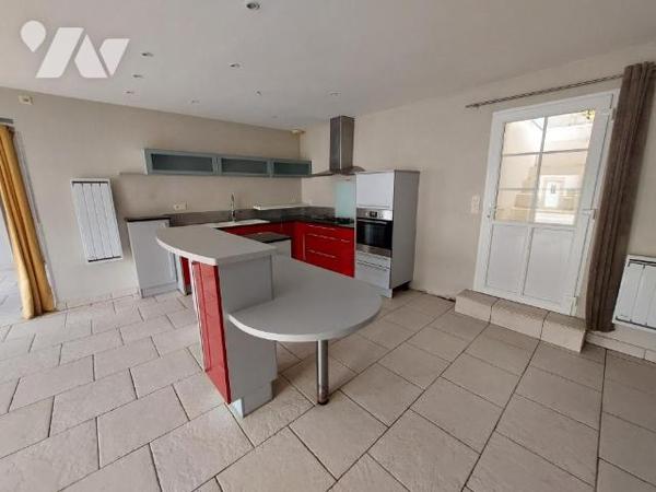 A VENDRE - MAISON AVEC COUR - COSSE LE VIVIEN 