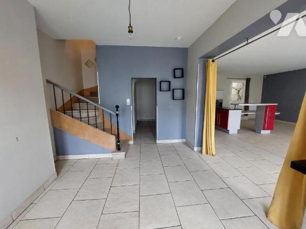A VENDRE - MAISON AVEC COUR - COSSE LE VIVIEN 