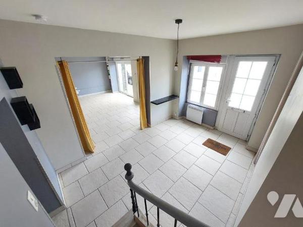 A VENDRE - MAISON AVEC COUR - COSSE LE VIVIEN 