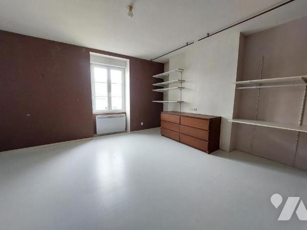 A VENDRE - MAISON AVEC COUR - COSSE LE VIVIEN 