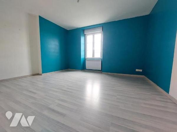 A VENDRE - MAISON AVEC COUR - COSSE LE VIVIEN 