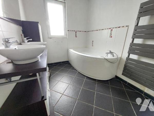A VENDRE - MAISON AVEC COUR - COSSE LE VIVIEN 