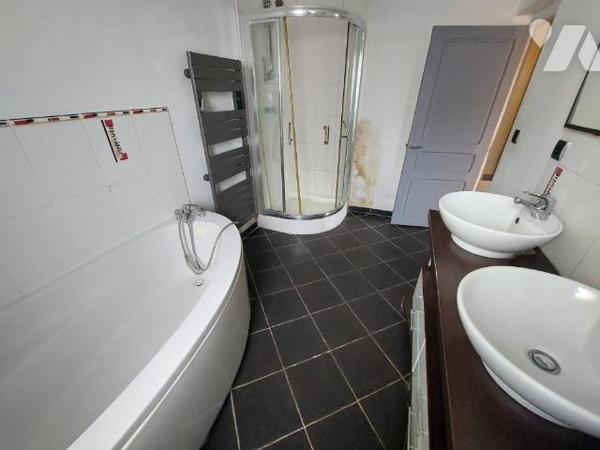 A VENDRE - MAISON AVEC COUR - COSSE LE VIVIEN 