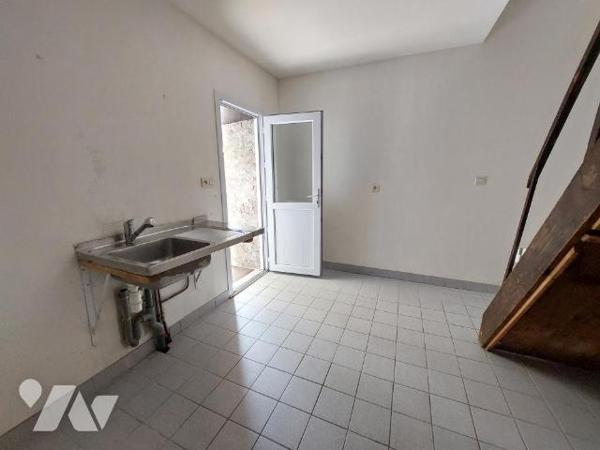 A VENDRE - MAISON AVEC COUR - COSSE LE VIVIEN 