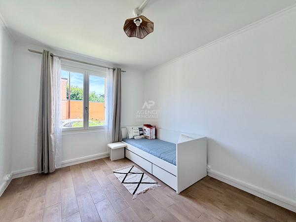 "Versailles quartier de l'Ermitage" Très joli studio meublé entièrement rénové avec place de parking ! Loyer 890 €/mois charges comprises **  - Référence  28026