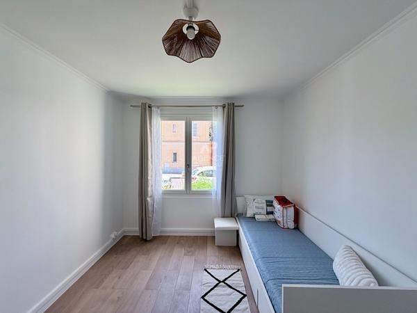 "Versailles quartier de l'Ermitage" Très joli studio meublé entièrement rénové avec place de parking ! Loyer 890 €/mois charges comprises **  - Référence  28026