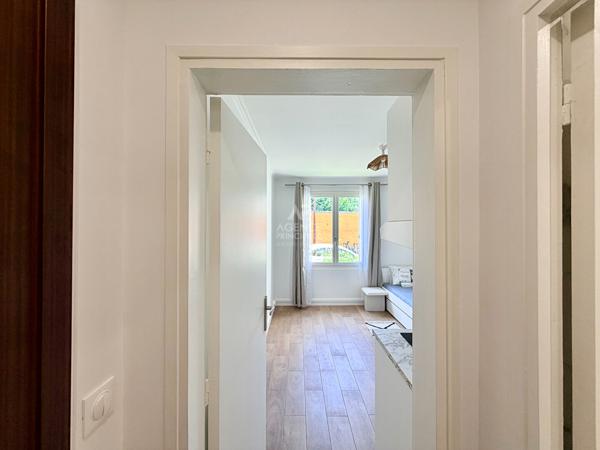 "Versailles quartier de l'Ermitage" Très joli studio meublé entièrement rénové avec place de parking ! Loyer 890 €/mois charges comprises **  - Référence  28026
