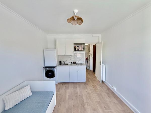 "Versailles quartier de l'Ermitage" Très joli studio meublé entièrement rénové avec place de parking ! Loyer 890 €/mois charges comprises **  - Référence  28026