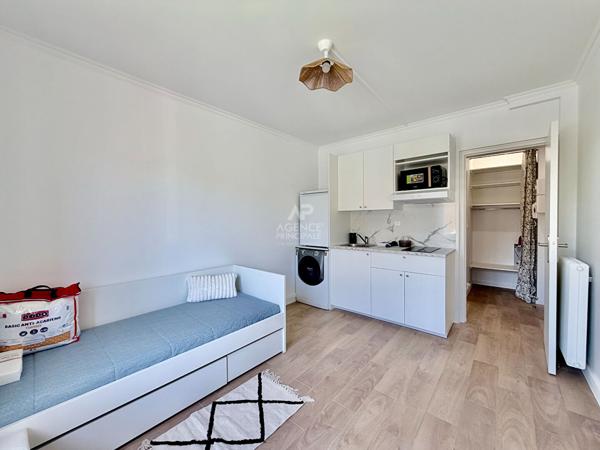"Versailles quartier de l'Ermitage" Très joli studio meublé entièrement rénové avec place de parking ! Loyer 890 €/mois charges comprises **  - Référence  28026