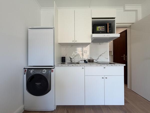 "Versailles quartier de l'Ermitage" Très joli studio meublé entièrement rénové avec place de parking ! Loyer 890 €/mois charges comprises **  - Référence  28026