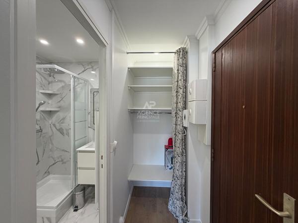 "Versailles quartier de l'Ermitage" Très joli studio meublé entièrement rénové avec place de parking ! Loyer 890 €/mois charges comprises **  - Référence  28026
