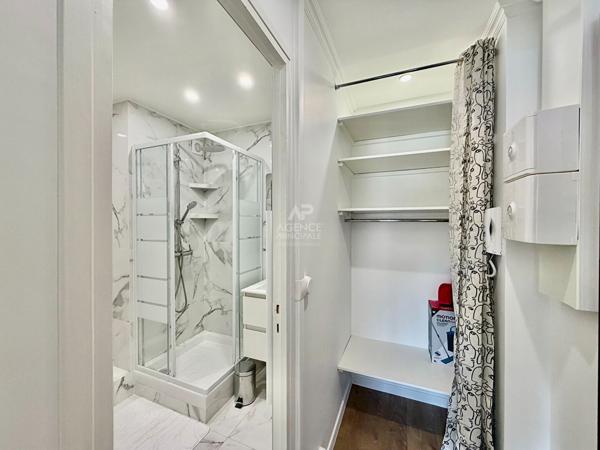 "Versailles quartier de l'Ermitage" Très joli studio meublé entièrement rénové avec place de parking ! Loyer 890 €/mois charges comprises **  - Référence  28026