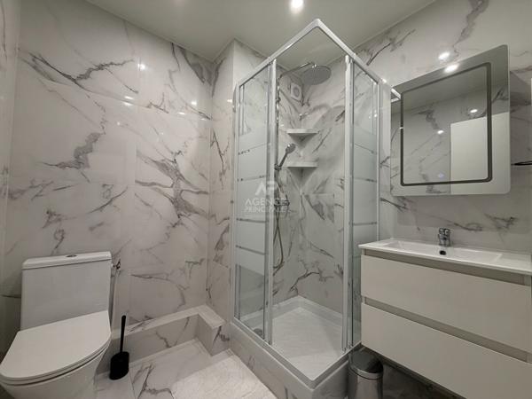 "Versailles quartier de l'Ermitage" Très joli studio meublé entièrement rénové avec place de parking ! Loyer 890 €/mois charges comprises **  - Référence  28026
