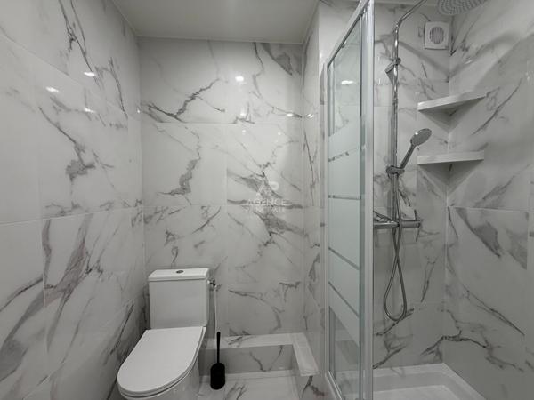 "Versailles quartier de l'Ermitage" Très joli studio meublé entièrement rénové avec place de parking ! Loyer 890 €/mois charges comprises **  - Référence  28026