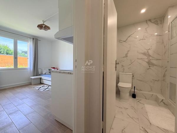 "Versailles quartier de l'Ermitage" Très joli studio meublé entièrement rénové avec place de parking ! Loyer 890 €/mois charges comprises **  - Référence  28026