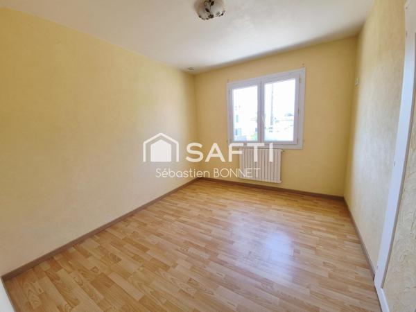 Maison de plain pied proche centre avec dépendances