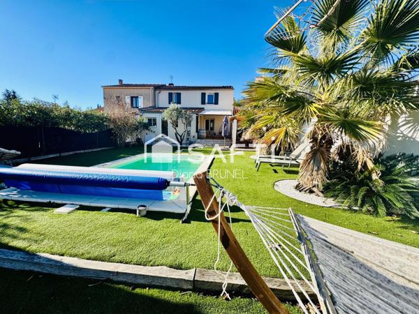 Maison avec piscine, panneaux solaires, garage