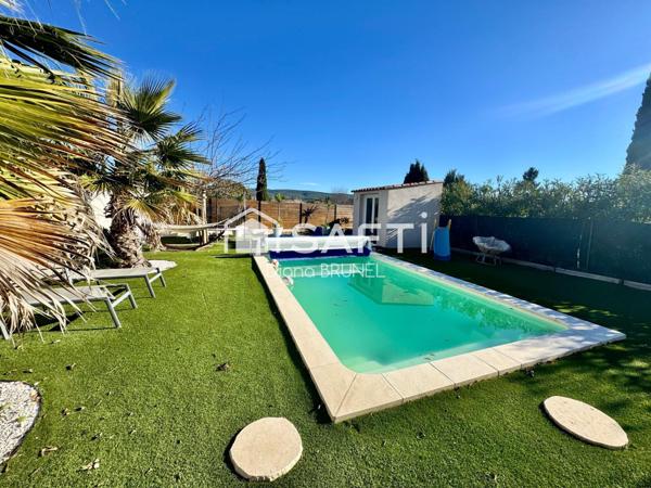 Maison avec piscine, panneaux solaires, garage